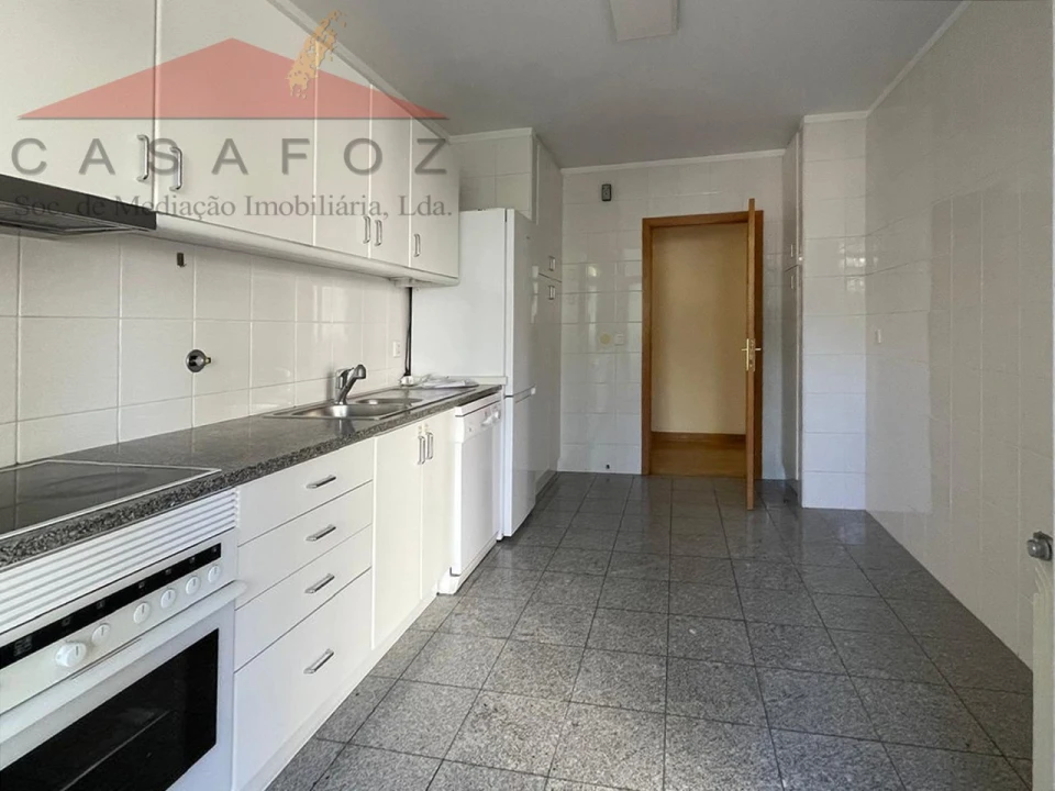 Apartamento T4 para Arrendamento em Ramalde Foto 9