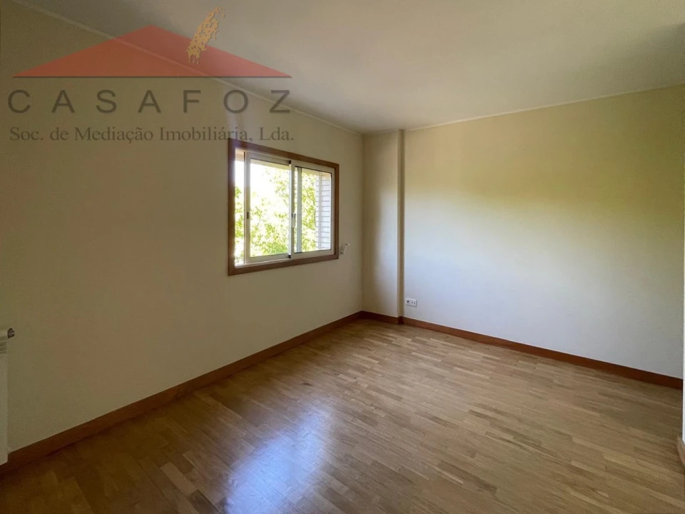Apartamento T4 para Arrendamento em Ramalde Foto 20