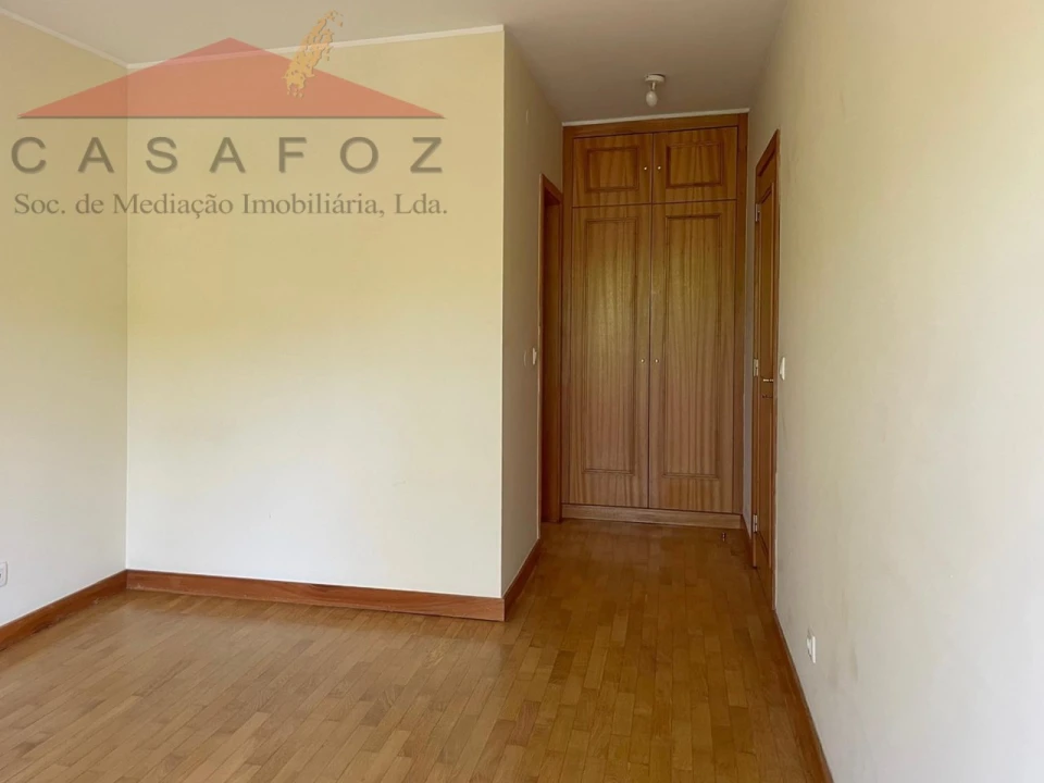 Apartamento T4 para Arrendamento em Ramalde Foto 23