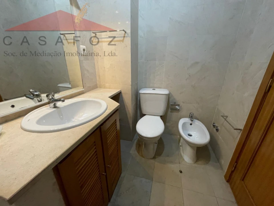 Apartamento T4 para Arrendamento em Ramalde Foto 26