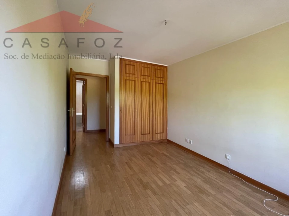Apartamento T4 para Arrendamento em Ramalde Foto 28