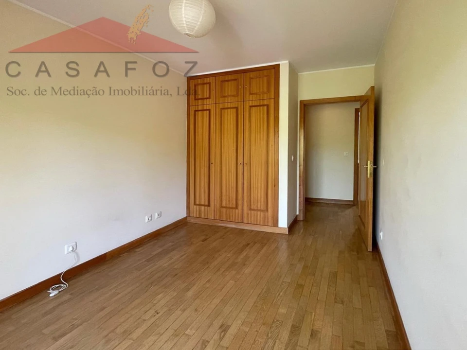Apartamento T4 para Arrendamento em Ramalde Foto 30