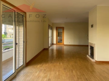 Apartamento T4 para Arrendamento em Ramalde