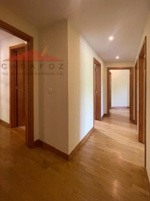 Apartamento T4 para Arrendamento em Ramalde