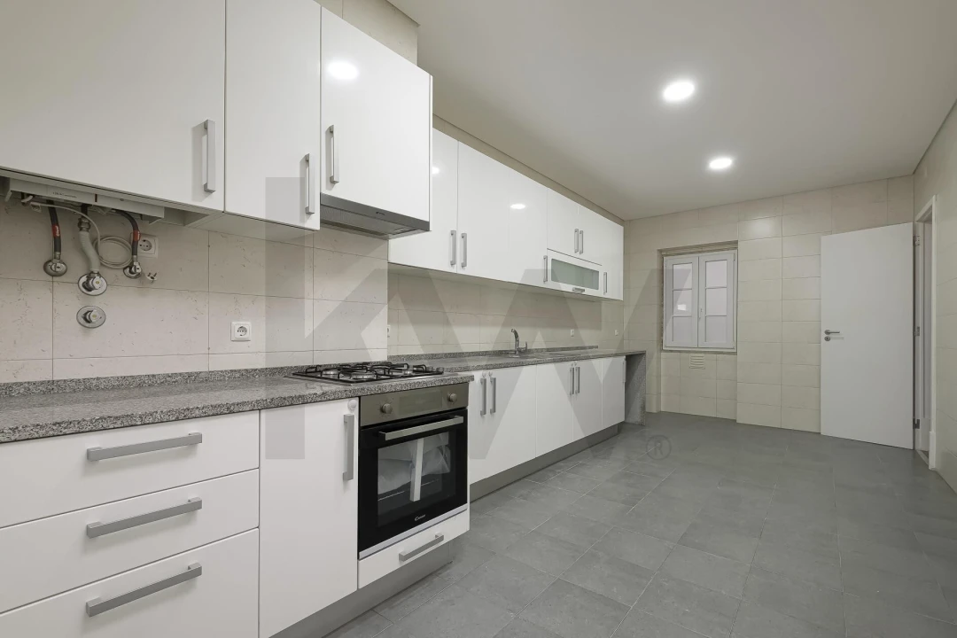 Apartamento T4 para Arrendamento em Campolide Foto 11