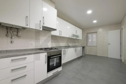 Apartamento T4 para Arrendamento em Campolide