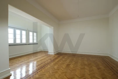 Apartamento T4 para Arrendamento em Campolide