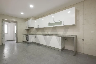 Apartamento T4 para Arrendamento em Campolide