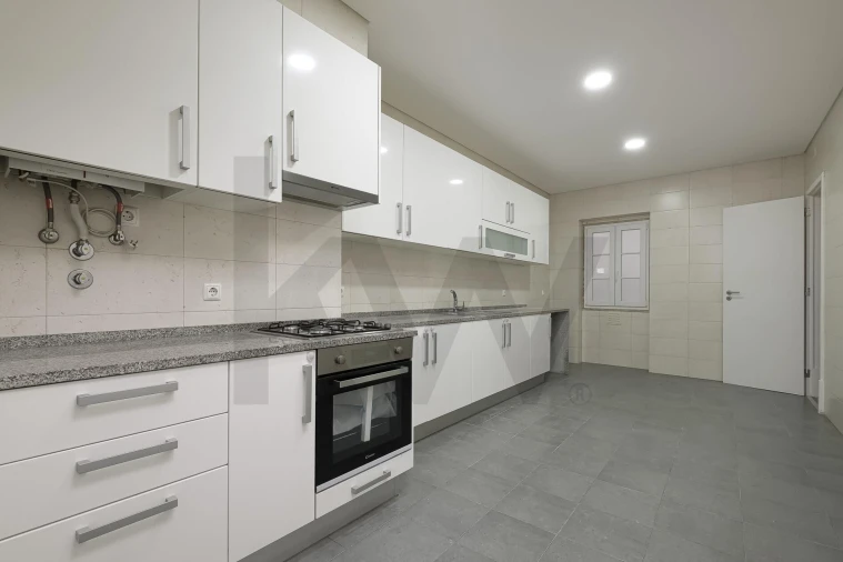 Apartamento T4 para Arrendamento em Campolide Foto 11