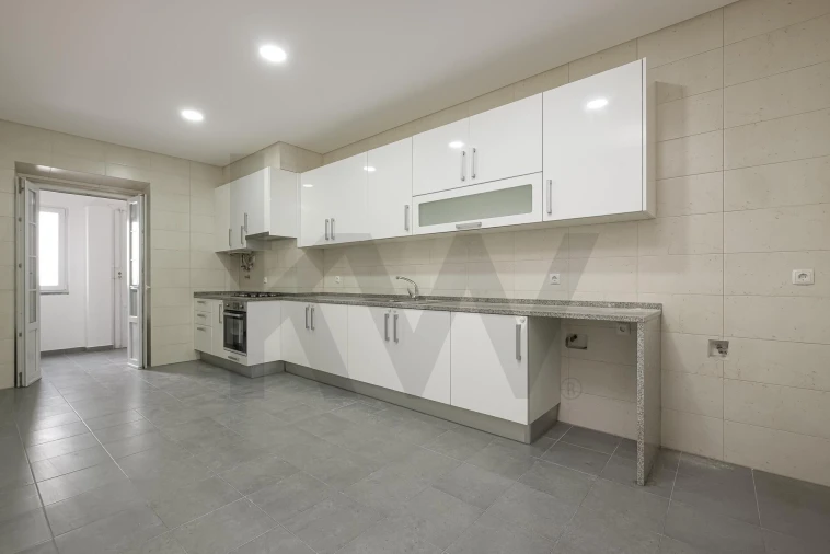 Apartamento T4 para Arrendamento em Campolide Foto 10