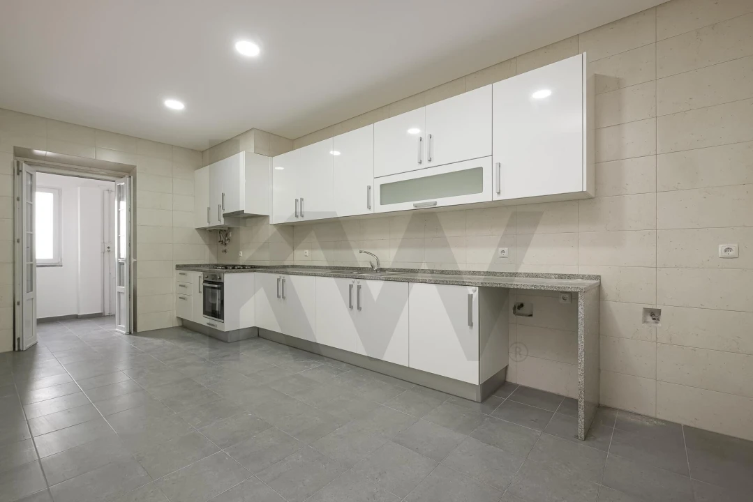 Apartamento T4 para Arrendamento em Campolide Foto 10