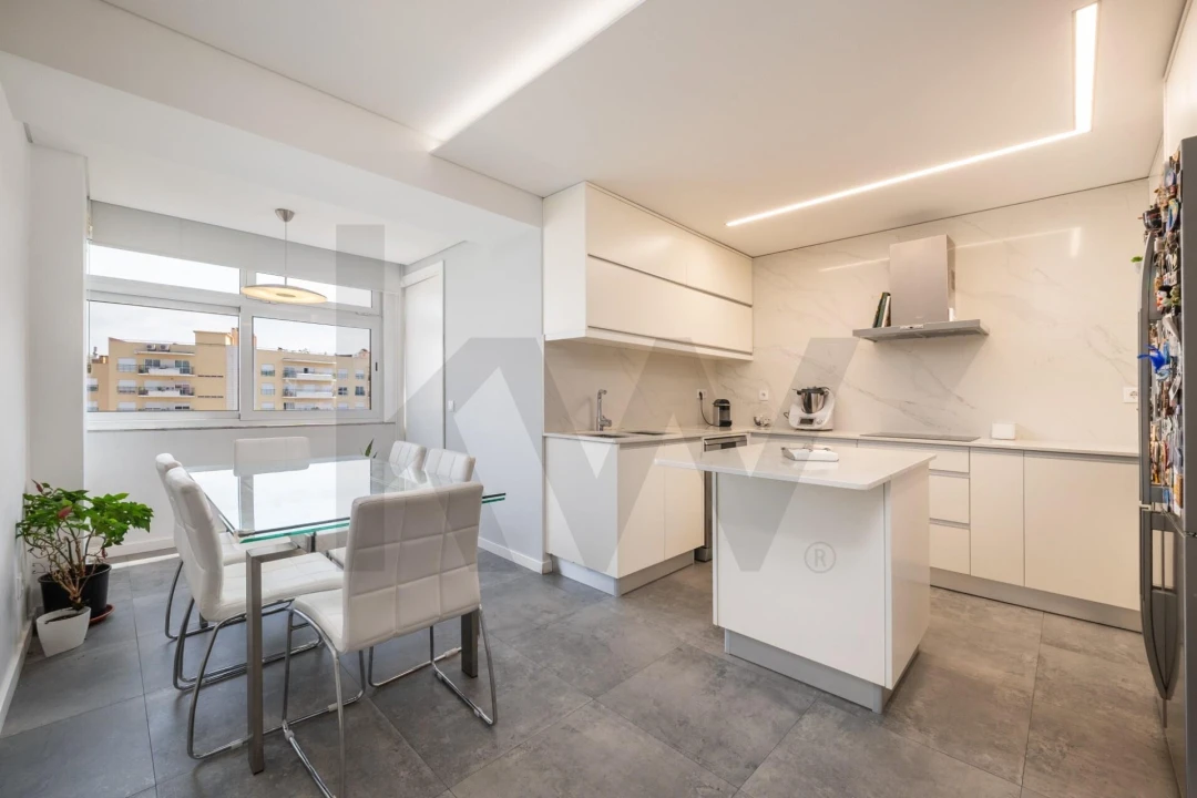 Apartamento T4 para Venda em Santo Antonio dos Olivais Foto 1