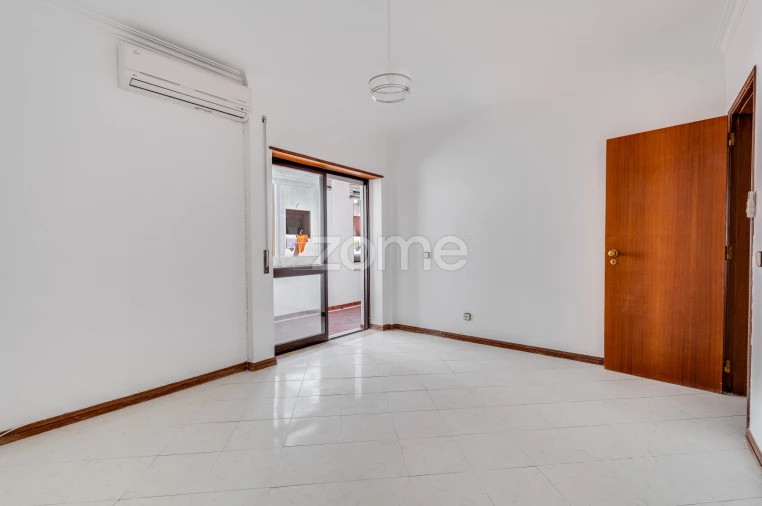Apartamento T2 para Venda em Quarteira Foto 14