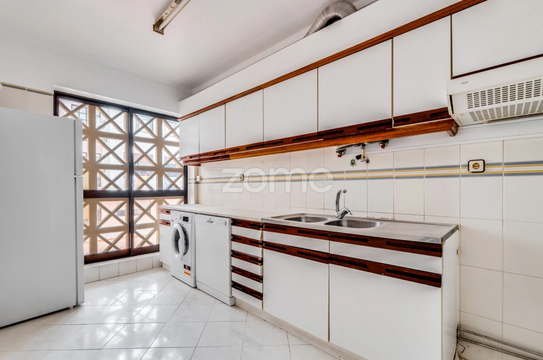 Apartamento T2 para Venda em Quarteira Foto 6