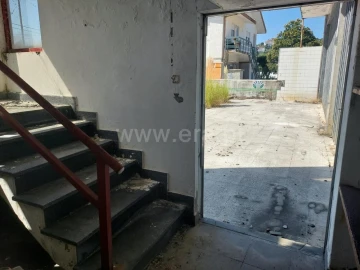 Armazém para Venda em Fiães
