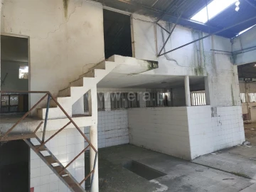 Armazém para Venda em Fiães