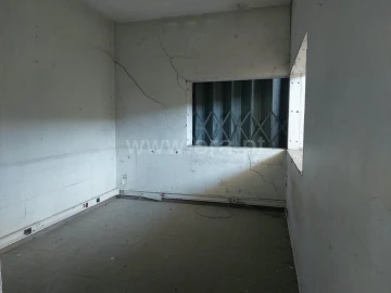 Armazém para Venda em Fiães