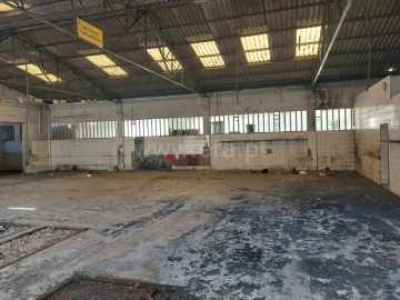 Armazém para Venda em Fiães