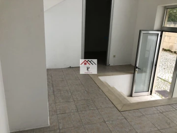 Loja para Arrendamento em Santo Antonio dos Olivais
