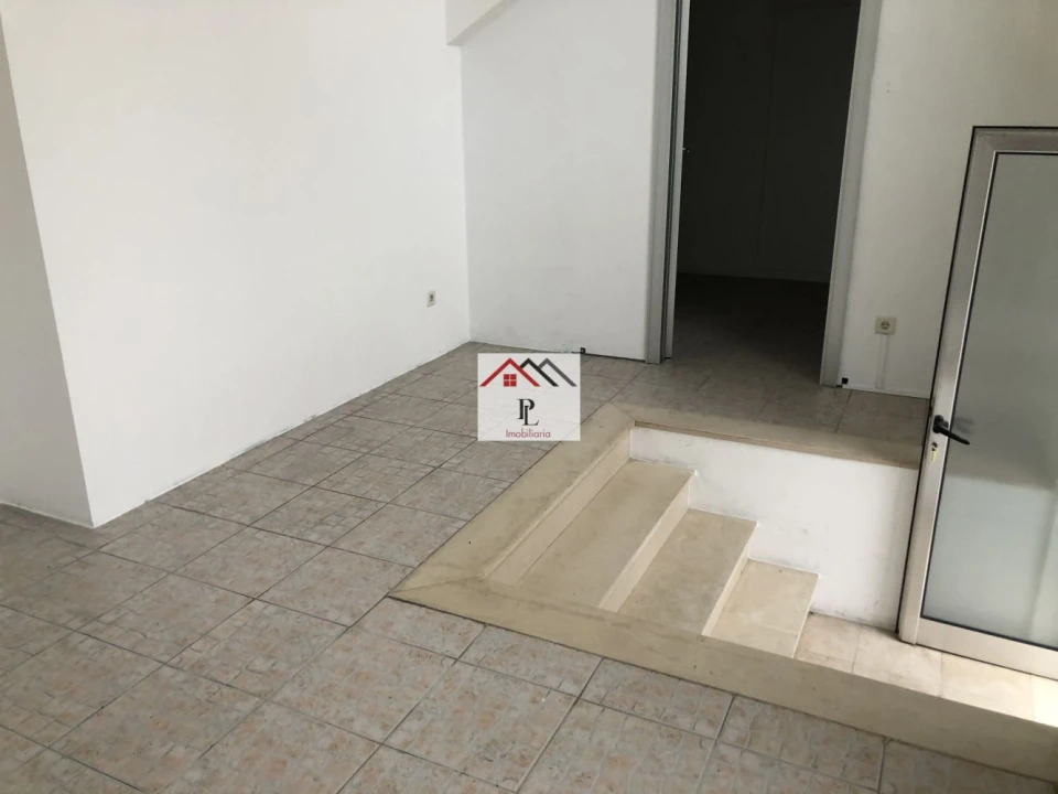 Loja para Arrendamento em Santo Antonio dos Olivais Foto 1