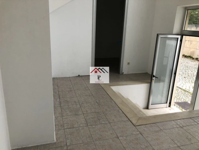 Loja para Arrendamento em Santo Antonio dos Olivais Foto 2