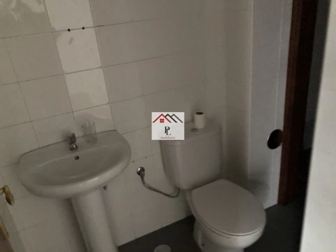 Loja para Arrendamento em Santo Antonio dos Olivais Foto 6