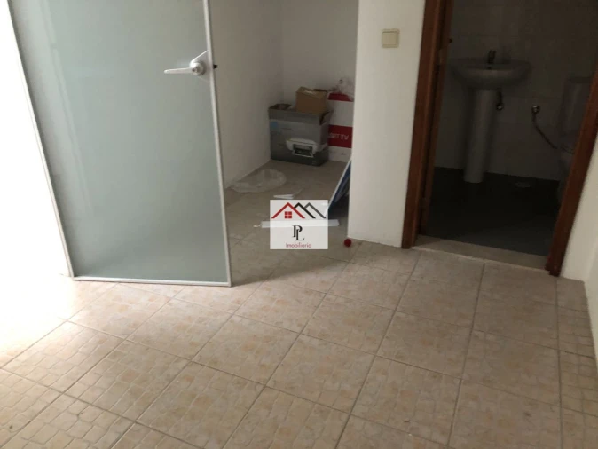 Loja para Arrendamento em Santo Antonio dos Olivais Foto 4