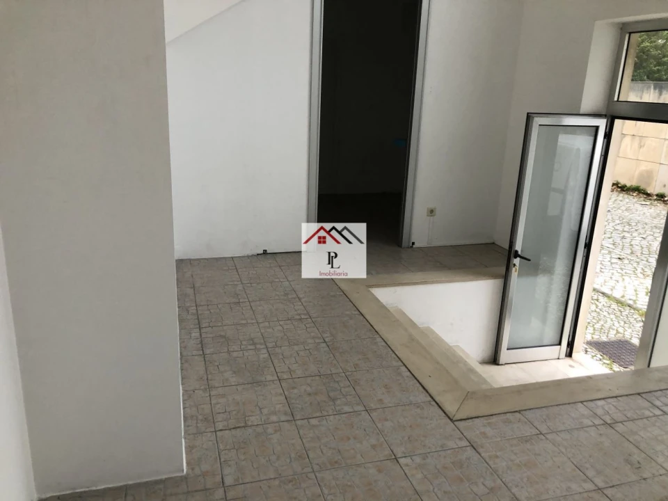 Loja para Arrendamento em Santo Antonio dos Olivais Foto 2