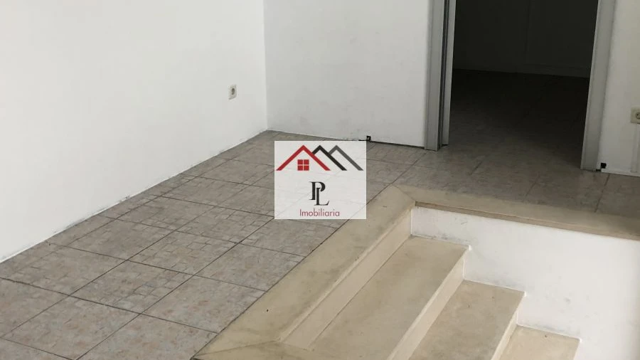 Loja para Arrendamento em Santo Antonio dos Olivais