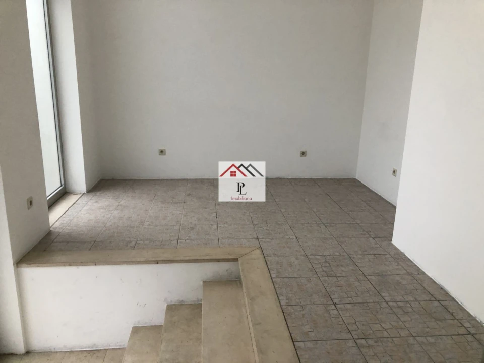 Loja para Arrendamento em Santo Antonio dos Olivais Foto 3