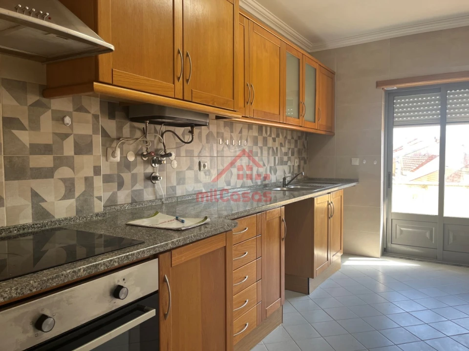 Apartamento T3 para Arrendamento em Bombarral e Vale Covo Foto 4