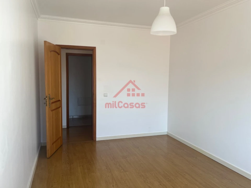 Apartamento T3 para Arrendamento em Bombarral e Vale Covo Foto 12