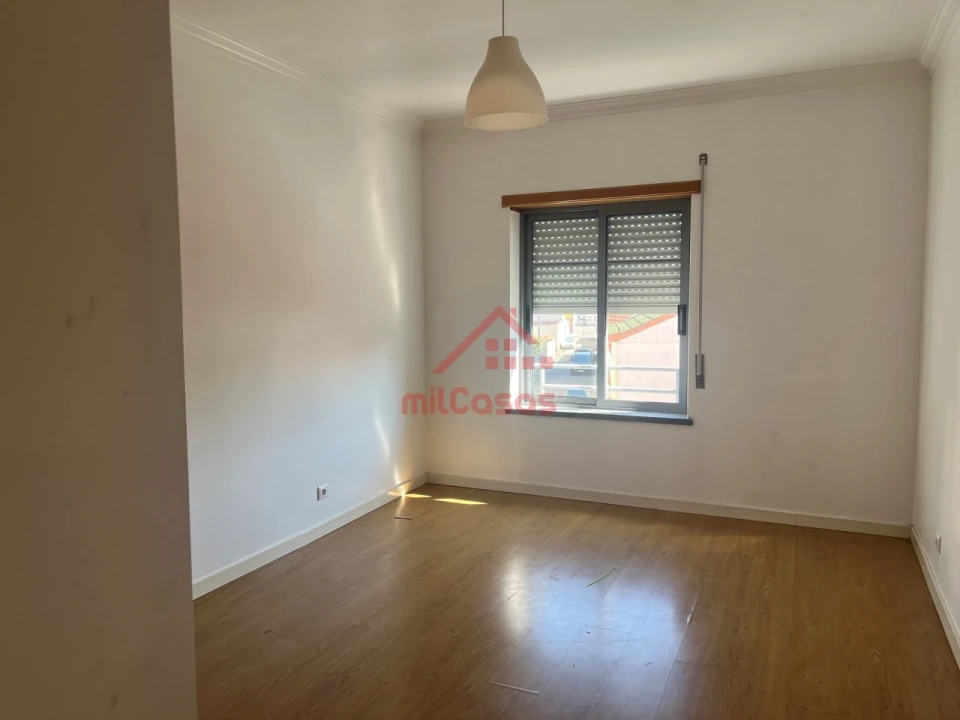 Apartamento T3 para Arrendamento em Bombarral e Vale Covo Foto 16