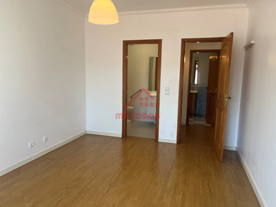 Apartamento T3 para Arrendamento em Bombarral e Vale Covo Foto 18