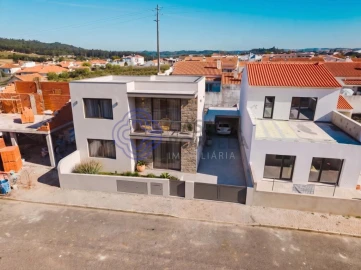 Moradia T3 para Venda em Santa Maria, São Pedro e Sobral da Lagoa