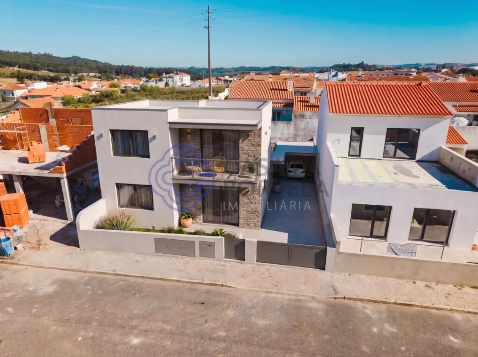 Moradia T3 para Venda em Santa Maria, São Pedro e Sobral da Lagoa Foto 1