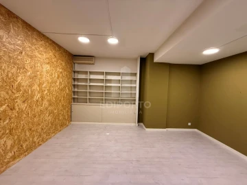 Negócio para Arrendamento em Santa Marinha