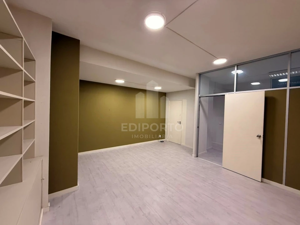 Negócio para Arrendamento em Santa Marinha Foto 2