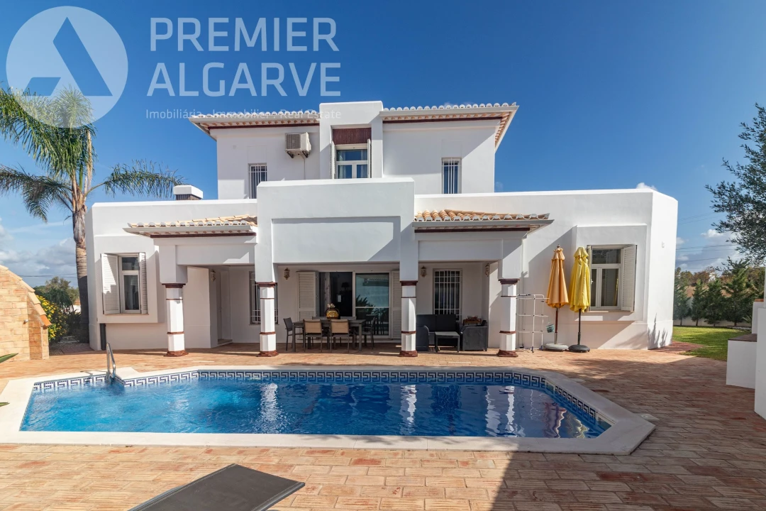 Moradia T4 para Venda em Albufeira e Olhos de Água Foto 1