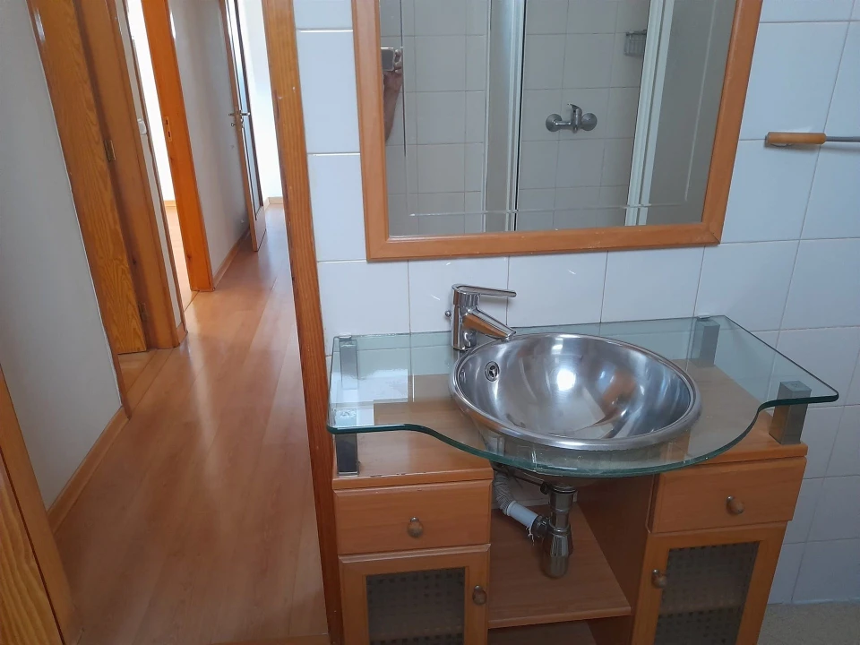 Apartamento T2 para Arrendamento em Santo Antonio dos Olivais Foto 14