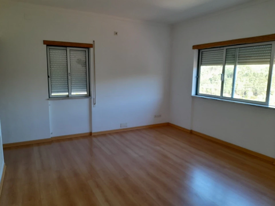 Apartamento T2 para Arrendamento em Santo Antonio dos Olivais Foto 8