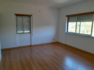 Apartamento T2 para Arrendamento em Santo Antonio dos Olivais