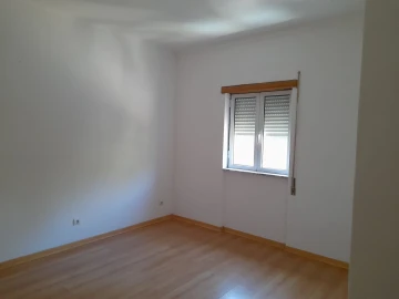 Apartamento T2 para Arrendamento em Santo Antonio dos Olivais