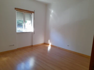Apartamento T2 para Arrendamento em Santo Antonio dos Olivais
