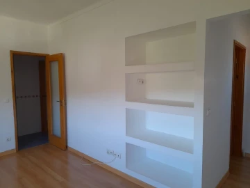 Apartamento T2 para Arrendamento em Santo Antonio dos Olivais