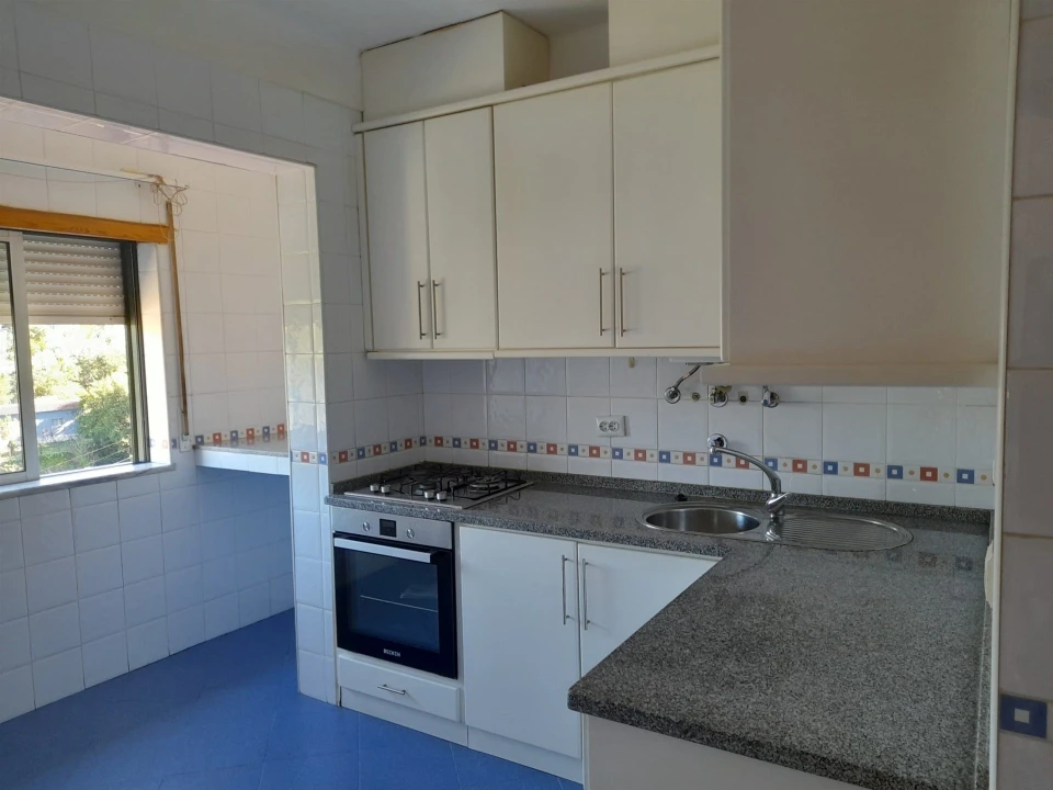 Apartamento T2 para Arrendamento em Santo Antonio dos Olivais Foto 2