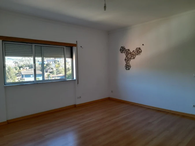 Apartamento T2 para Arrendamento em Santo Antonio dos Olivais Foto 9