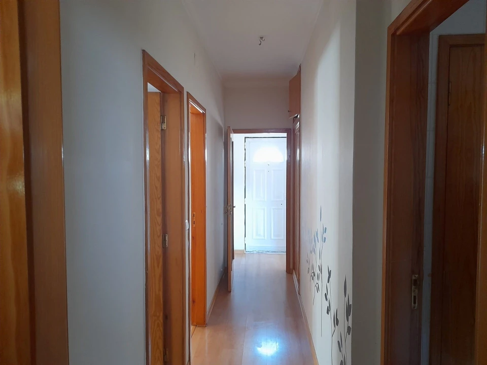 Apartamento T2 para Arrendamento em Santo Antonio dos Olivais Foto 13