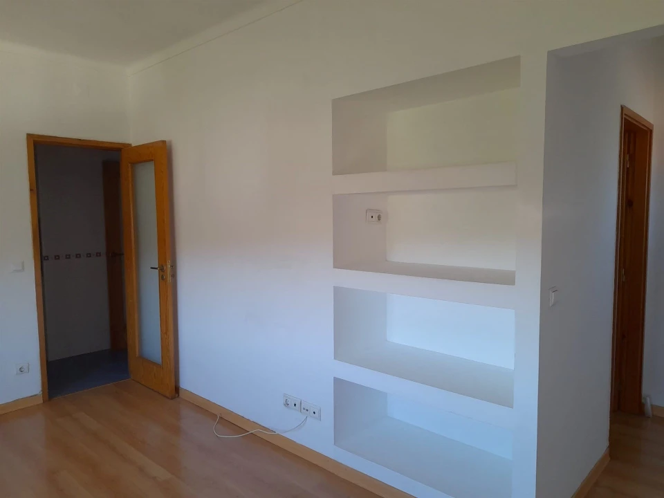 Apartamento T2 para Arrendamento em Santo Antonio dos Olivais Foto 6