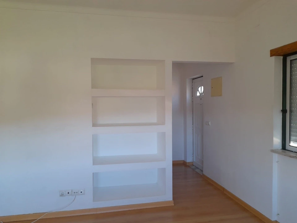 Apartamento T2 para Arrendamento em Santo Antonio dos Olivais Foto 5